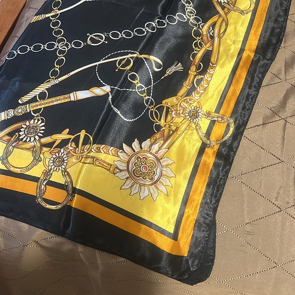 Sun scrolls, chains, reins, horseshoes etc - Picture 2 of 4